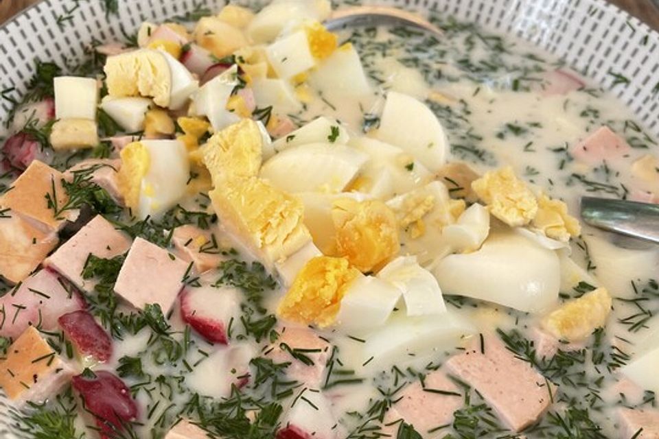 Frische russische Sommersuppe für heiße Tage Frische russische Sommersuppe für heiße Tage