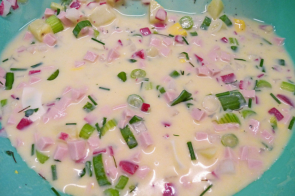 Frische russische Sommersuppe für heiße Tage Frische russische Sommersuppe für heiße Tage