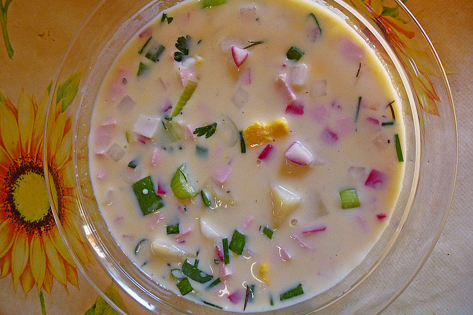 Frische russische Sommersuppe für heiße Tage Frische russische Sommersuppe für heiße Tage