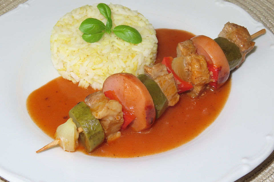 Bunte Spieße mit Curryreis