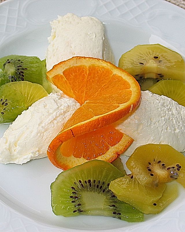 Quark-Orangen-Mousse mit Kiwis