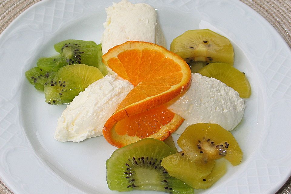 Quark-Orangen-Mousse mit Kiwis