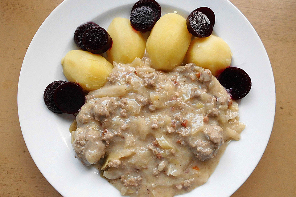 Weißkohleintopf mit Hackfleisch und Schinken