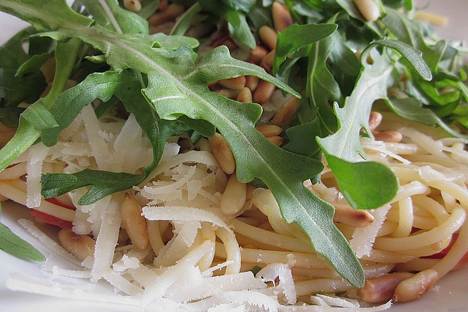 Pasta mit Rucola, Tomaten und Pinienkernen