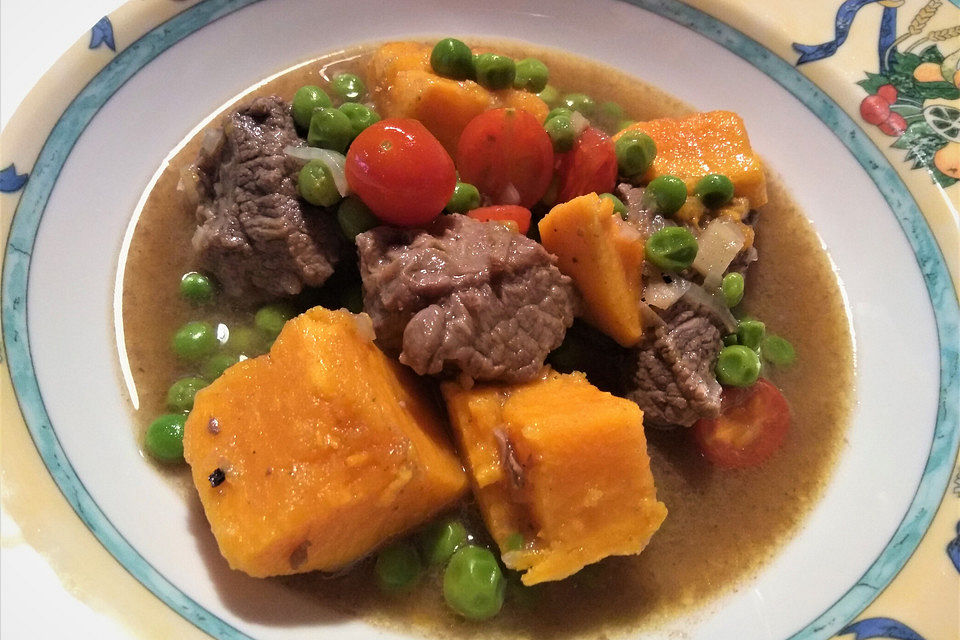 Rindfleisch-Tajine mit Süßkartoffeln und Erbsen