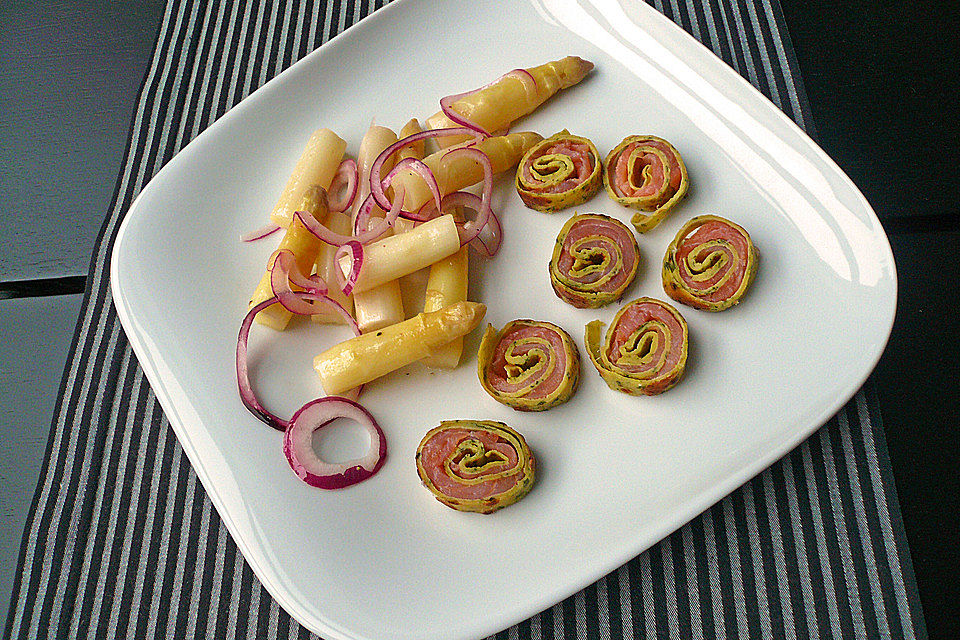 Bärlauchcrêpes mit Räucherlachs und warmem Spargelsalat