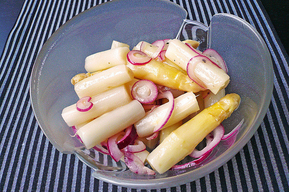 Bärlauchcrêpes mit Räucherlachs und warmem Spargelsalat