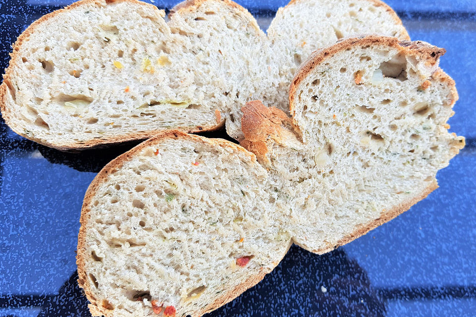 Zwiebel-Käse Brot mit Tomaten