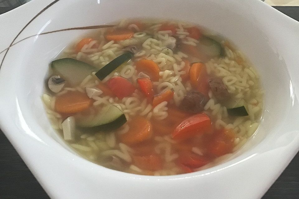 Buchstabensuppe mit frischem Gemüse