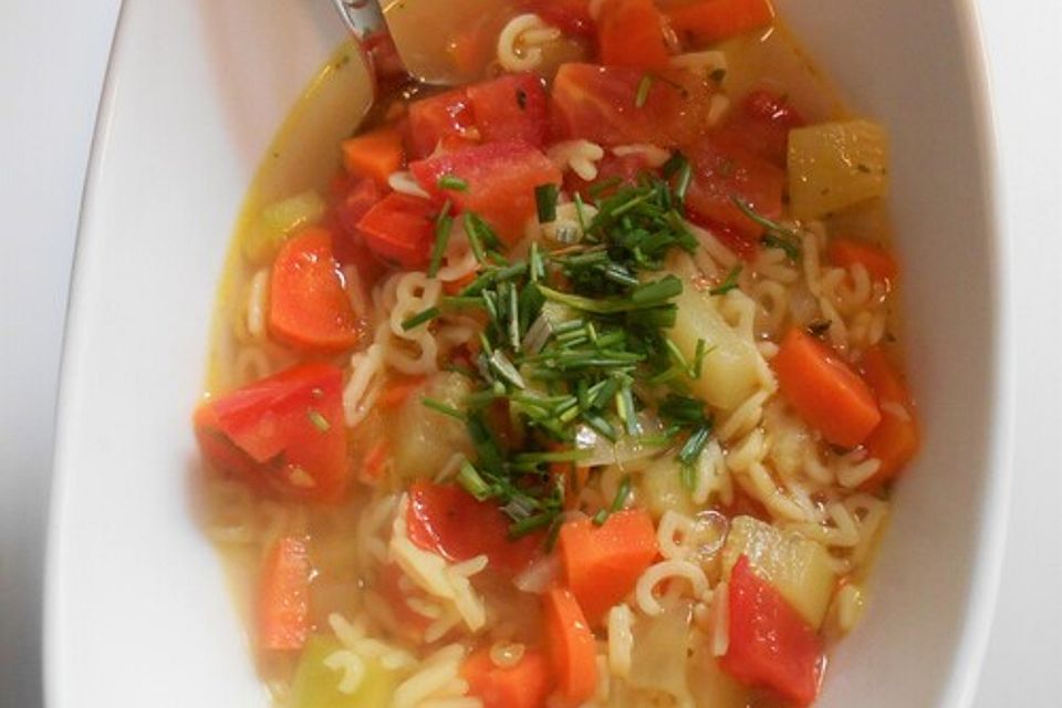 Buchstabensuppe mit frischem Gemüse