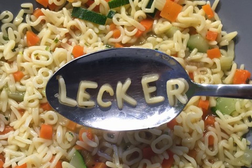 Buchstabensuppe mit frischem Gemüse