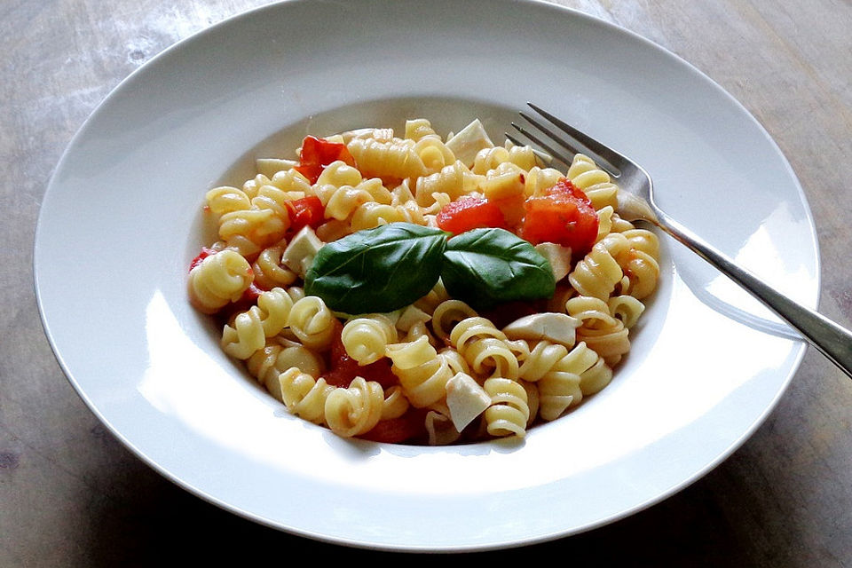 Nudeln mit Tomaten-Mozzarella