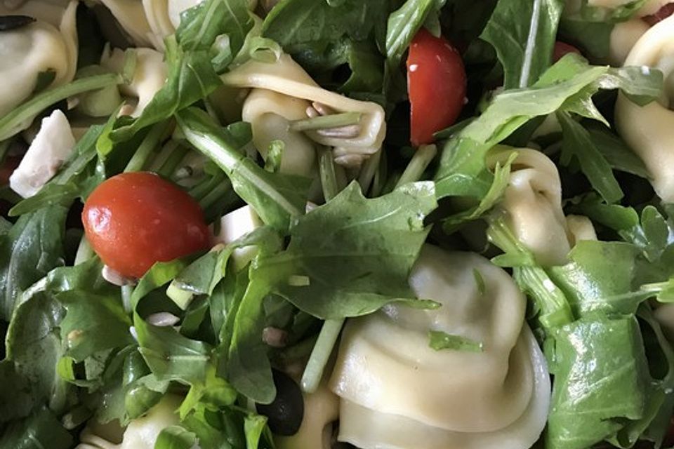 Tortellinisalat mit Rucola und Tomaten