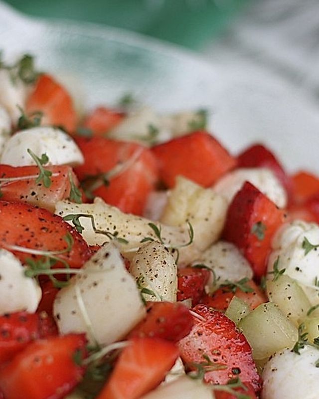 Spargelsalat mit Mozzarella und Erdbeeren