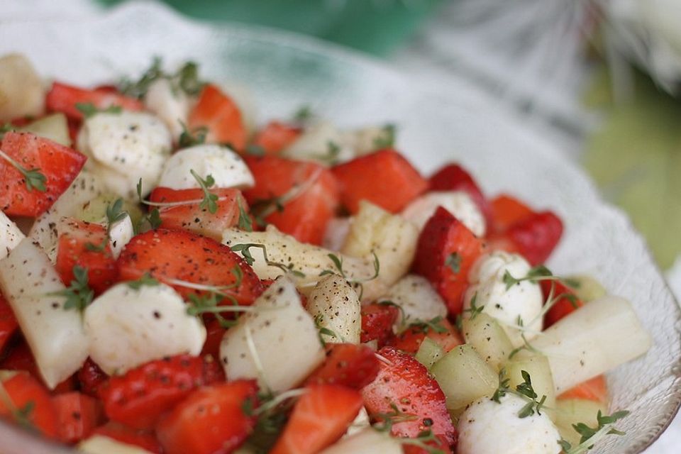 Spargelsalat mit Mozzarella und Erdbeeren