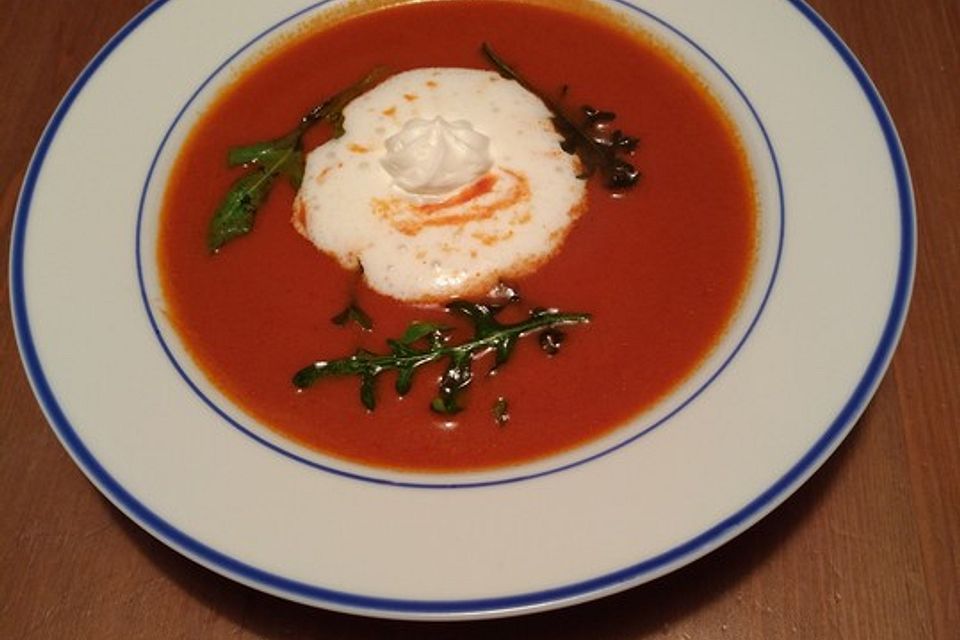 Passierte Tomatensuppe mit ausgebackenem Rucola