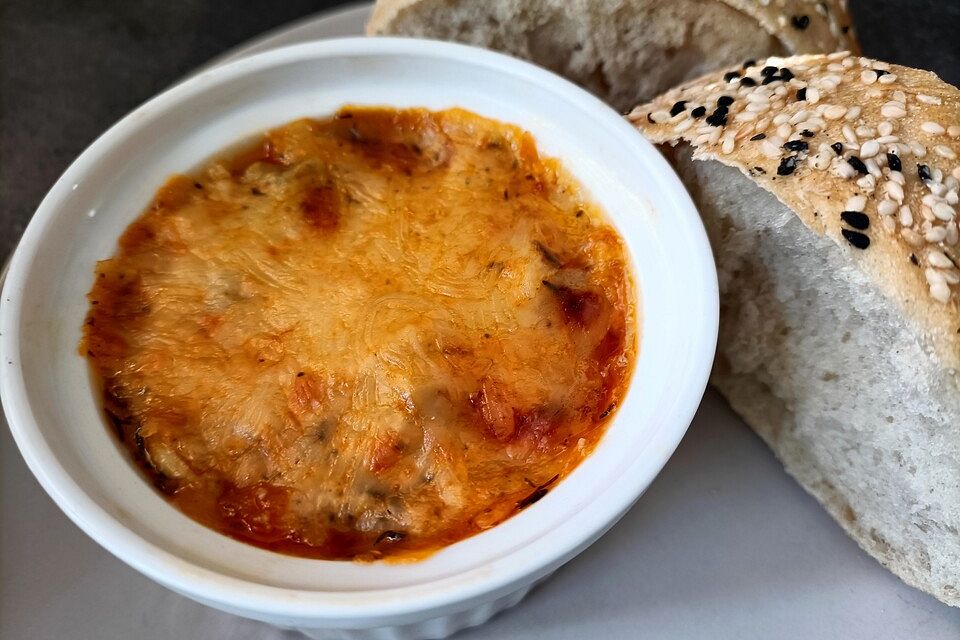 Gratiniertes Schmorgurkenragout mit Hähnchenbrustfilet und Tomaten