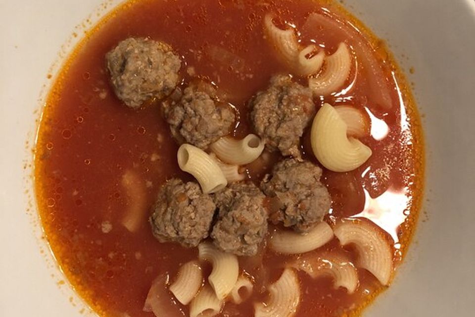 Herzhafte Tomatensuppe mit Fleischklößchen und Nudeln