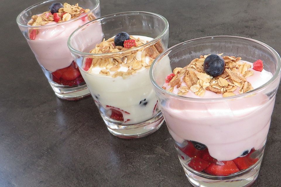 Sommerliches Müsli mit Obst und Joghurt