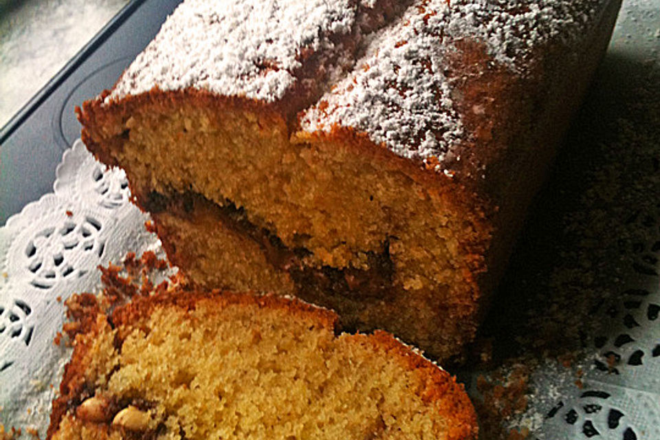 Haselnusskuchen mit raffiniertem Inhalt