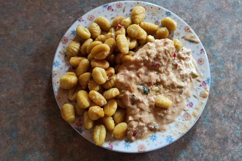 Putengeschnetzeltes an Bier-Sahne-Käsesoße mit Gnocchi