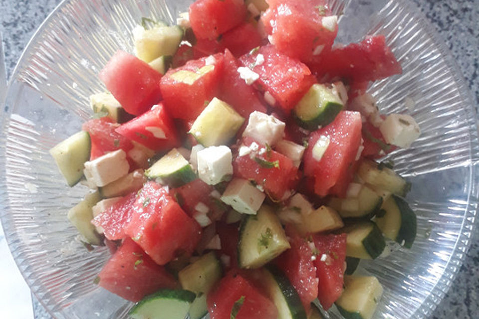 Gurken-Melonen-Salat mit Schafskäse