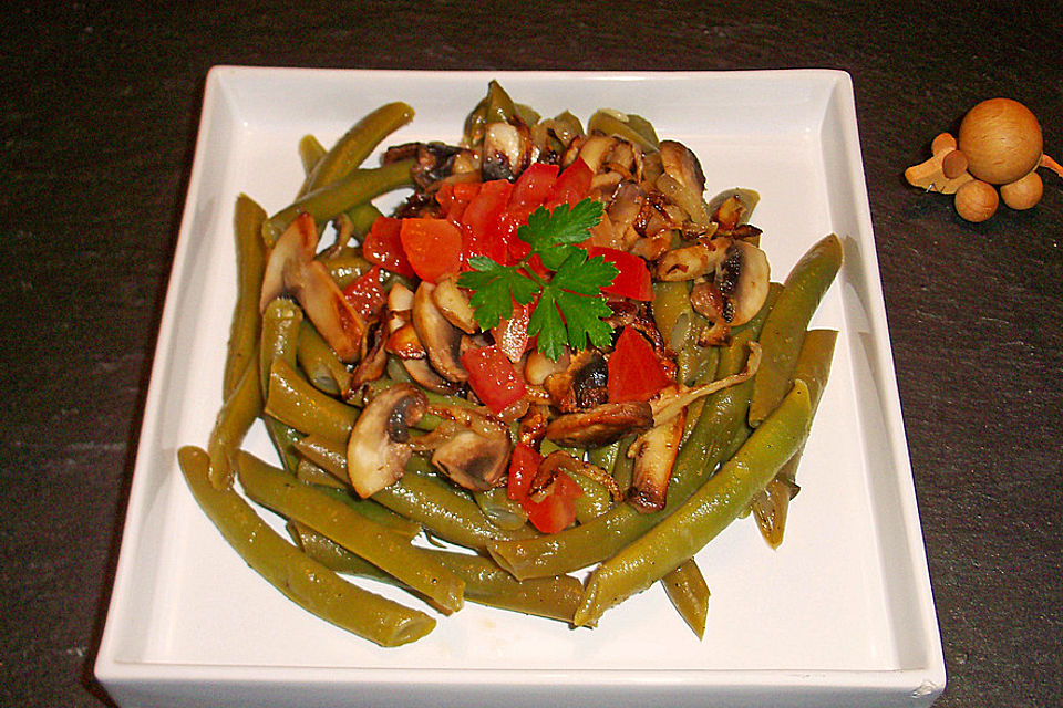 Lauwarmer Bohnensalat mit Tomaten und Champignons