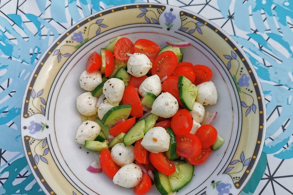 Nicis Mozzarellasalat mit Pimpernelledressing