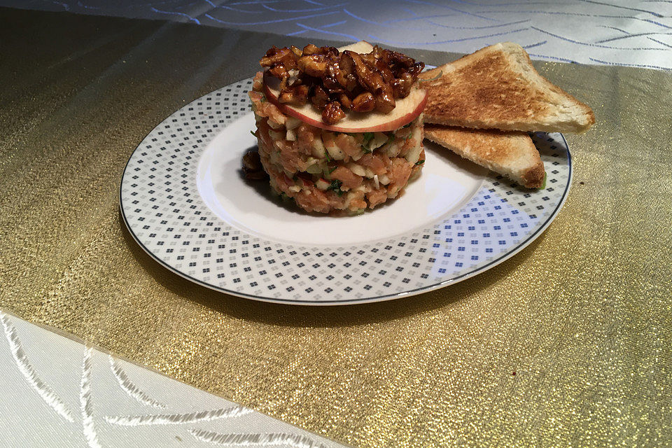 Lachstatar mit Apfel und karamellisierten Walnüssen