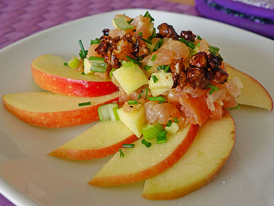 Lachstatar mit Apfel und karamellisierten Walnüssen von Happiness ...