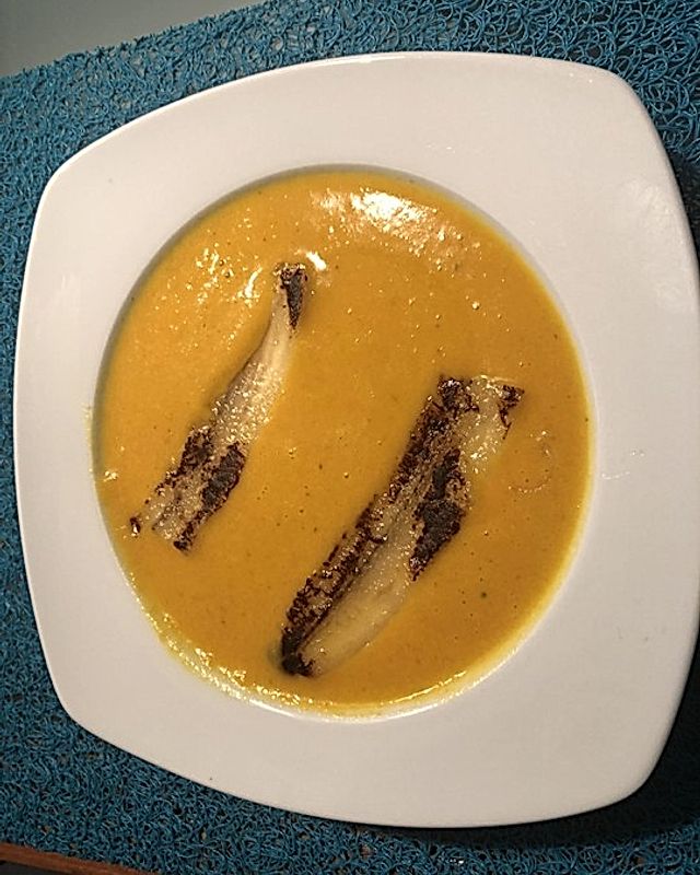 Exotische Möhren-Orangen-Suppe mit gebratener Banane