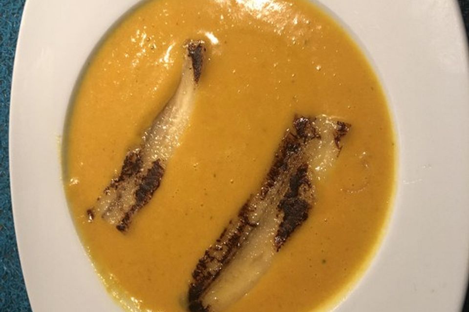 Exotische Möhren-Orangen-Suppe mit gebratener Banane