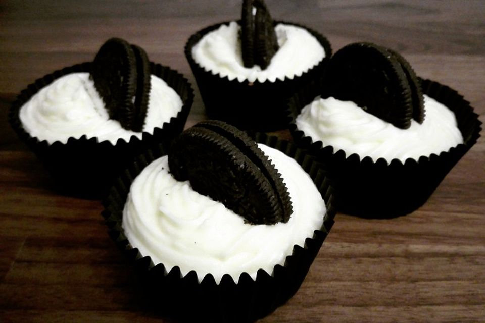 Weiße Oreo-Cupcakes mit Überraschung