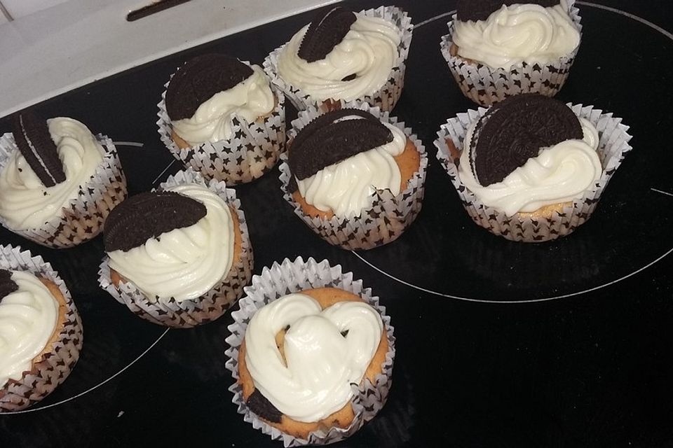 Weiße Oreo-Cupcakes mit Überraschung