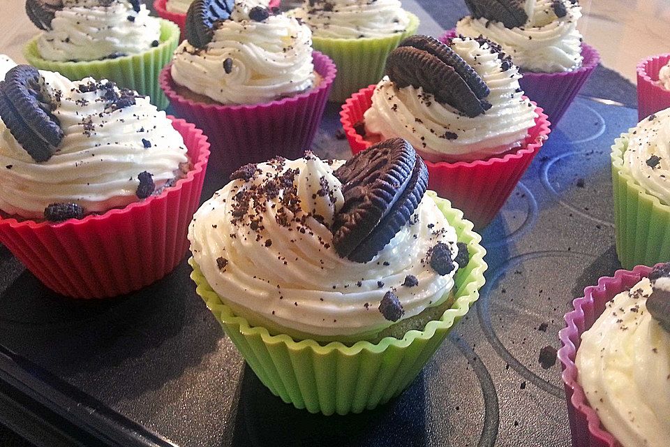 Weiße Oreo-Cupcakes mit Überraschung