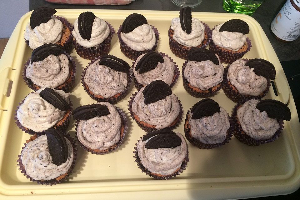 Weiße Oreo-Cupcakes mit Überraschung