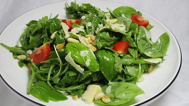 Basilikum-Rucolasalat mit Honig-Dressing und Pinienkernen von enie67 Basilikum-Rucolasalat mit Honig-Dressing und Pinienkernen von enie67