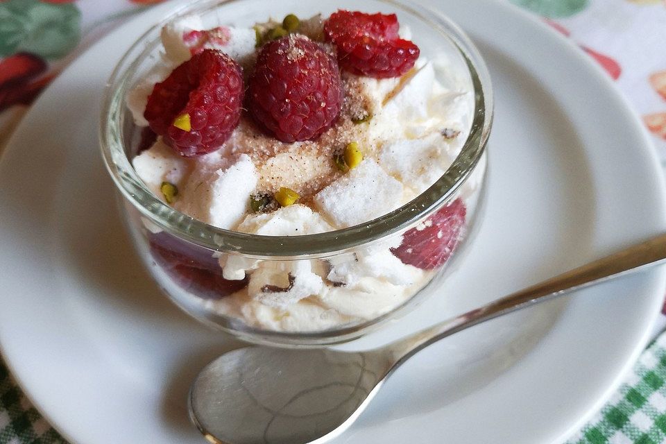 Himbeer-Mascarpone Creme mit Baiser