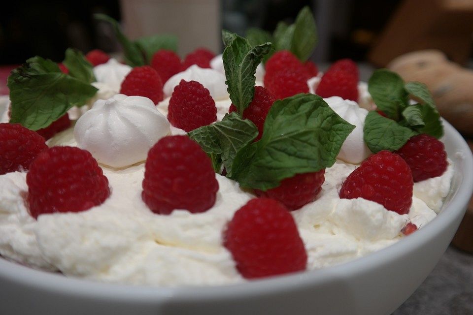 Himbeer-Mascarpone Creme mit Baiser