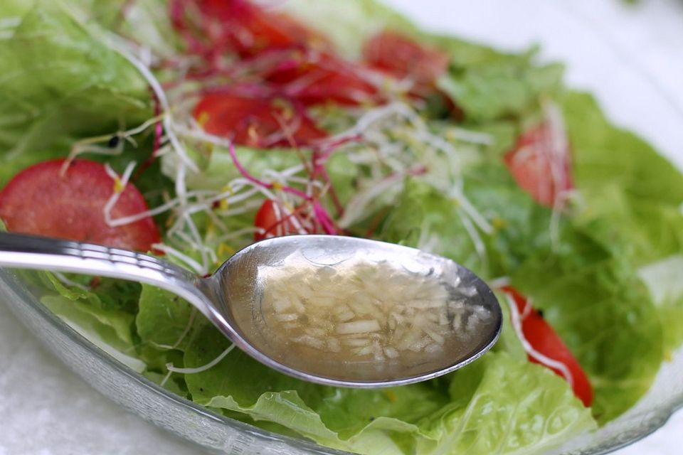 Salatdressing mit Holunderblütengelee