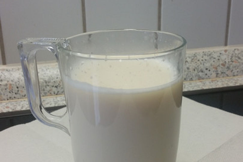 Eierlikör mit heißer Milch und Sahne