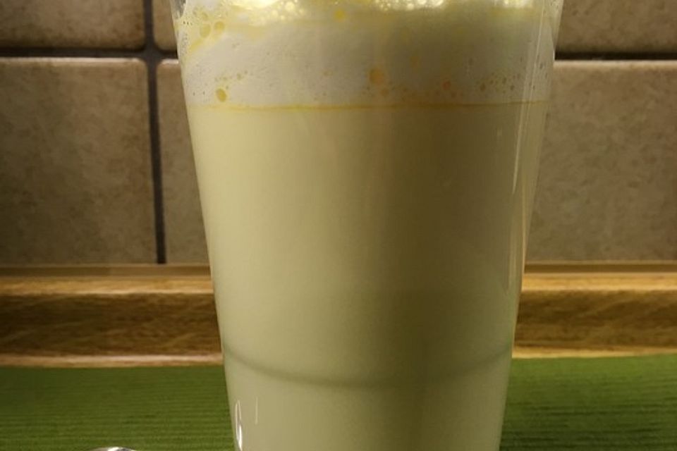 Eierlikör mit heißer Milch und Sahne