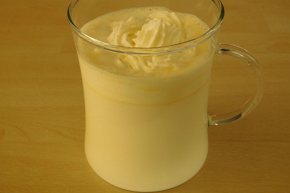 Eierlikör mit heißer Milch und Sahne