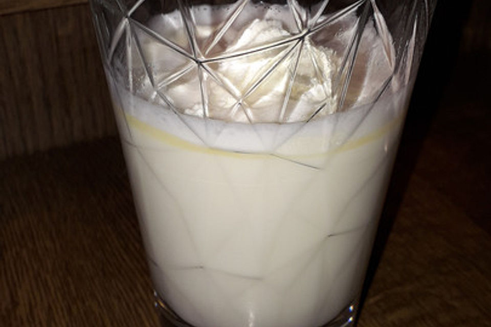 Eierlikör mit heißer Milch und Sahne