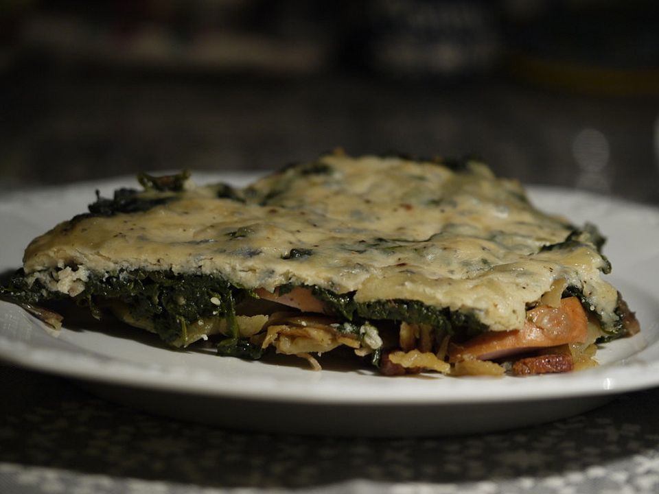 Bratkartoffelauflauf mit Putenschnitzel, Blattspinat und Gorgonzolasoße ...