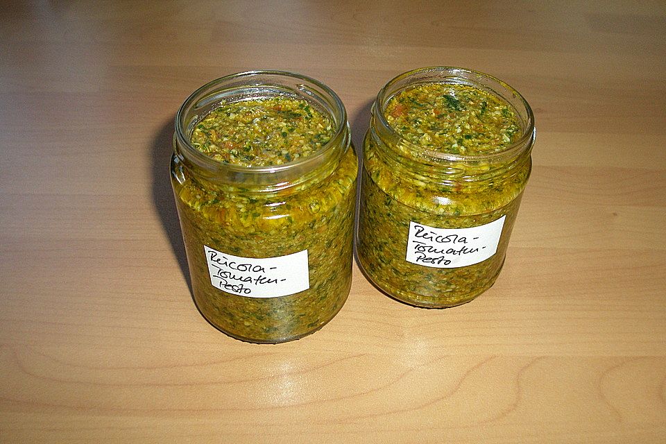 Pesto von getrockneten Tomaten und Rucola