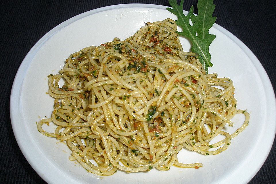 Pesto von getrockneten Tomaten und Rucola