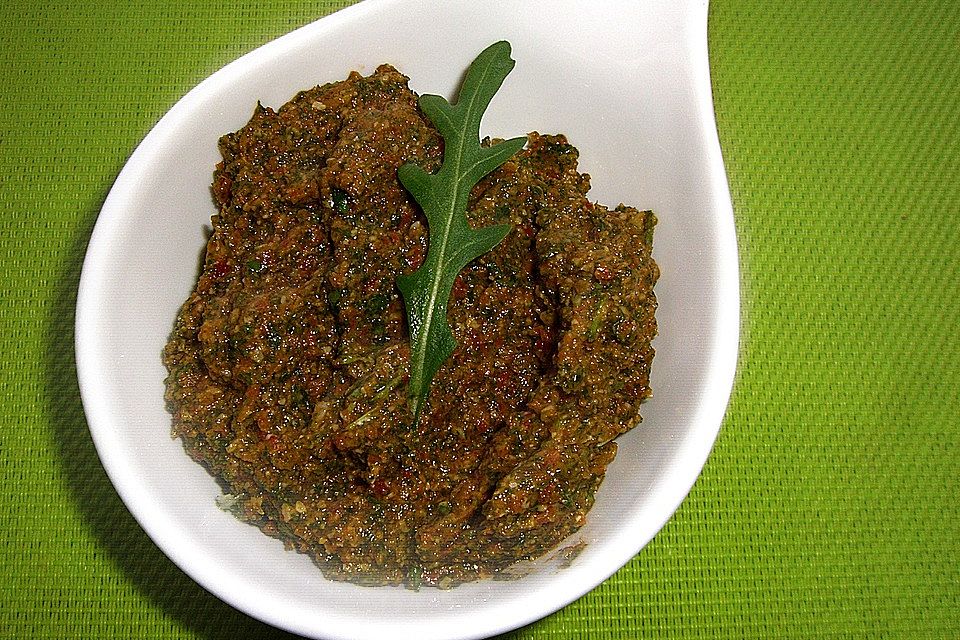 Pesto von getrockneten Tomaten und Rucola