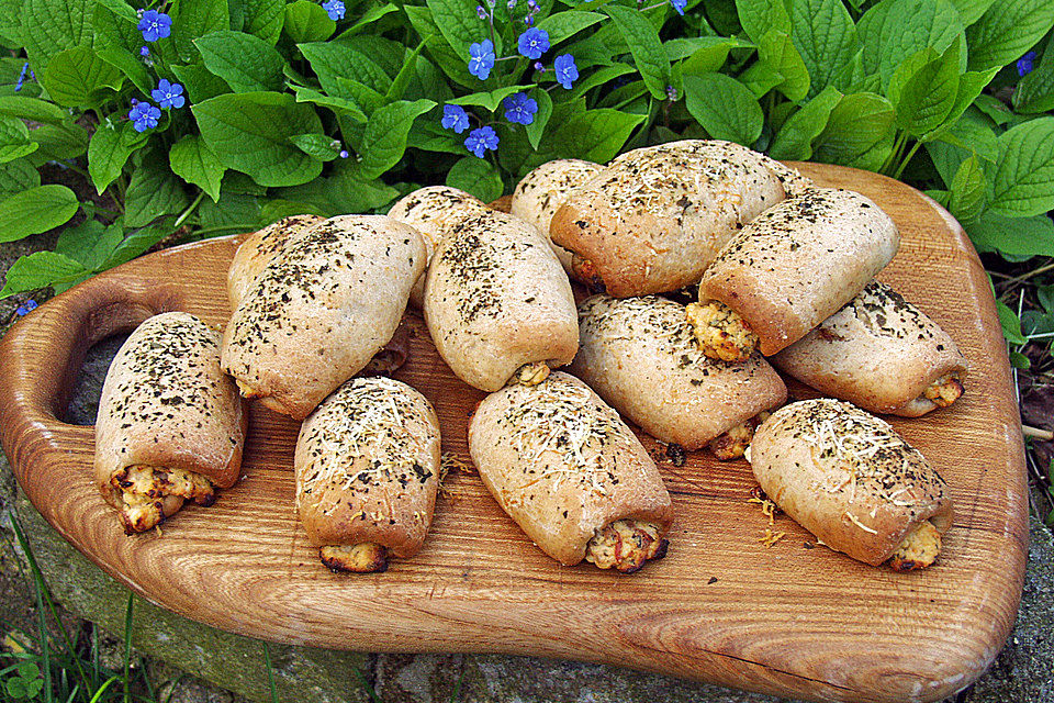 Pizzabrötchen mit Schafskäse-Frischkäse-Tomatenfüllung