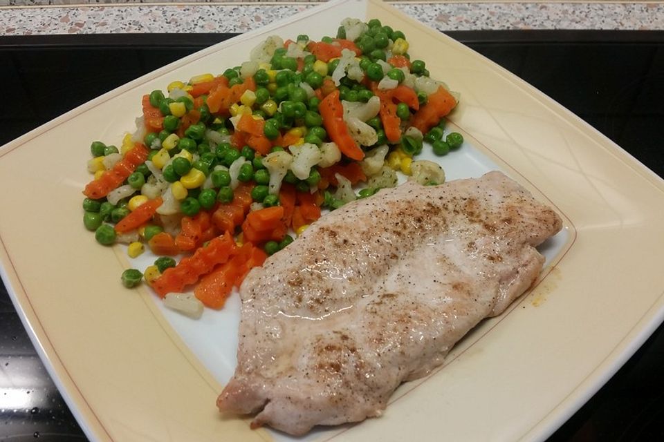 Schnitzel natur mit Karotten-Erbsengemüse